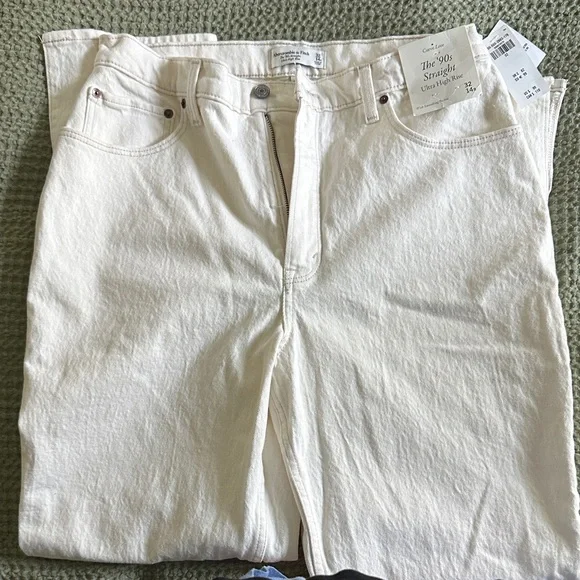 NWT Abercrombie & Fitch White Straight Leg Jeans - Picture 4 of 5